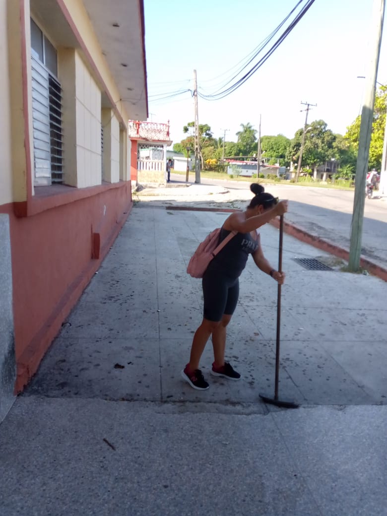 PolMachacoGbcoa's tweet photo. Policlinico Docente Ángel Machaco Ameijeiras

Actividad de Higienización de las áreas exteriores del centro en saludo al 26 de Julio https://t.co/O5WIVNnkjH