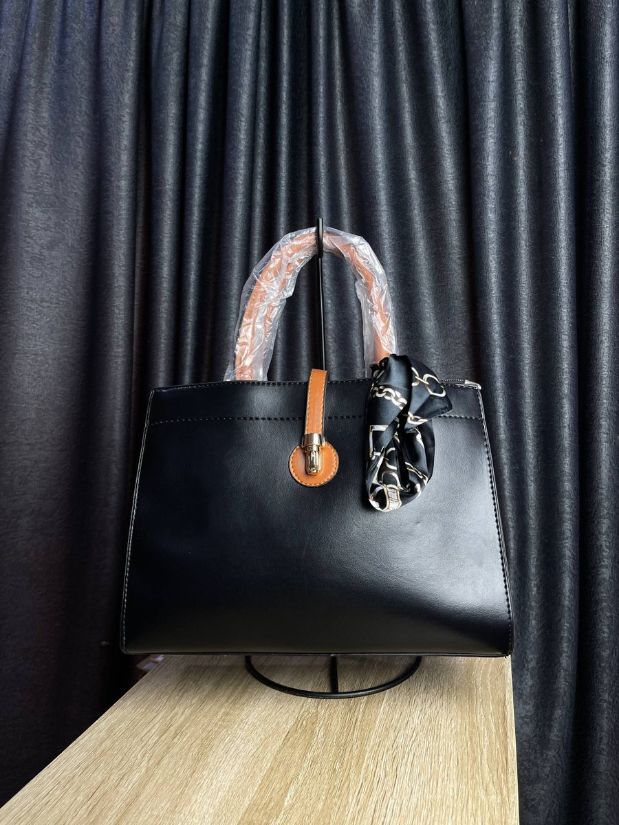AlucheSecretsNG's tweet photo. Trendy Amora Bag 
Leather Top Notch 
Well structured 
Colors 🖤💚🤎🤍

📍 Lagos Nigeria 
Available for delivery 
Send a message now to order.
0️⃣7️⃣0️⃣8️⃣8️⃣8️⃣2️⃣5️⃣3️⃣2️⃣0️⃣
+2347088825320 &amp; +2347062459947

#aluchesecretswellness #fypnigeria #viralnigeria #explorepage #lingerieplug https://t.co/j3s2qBdhI9