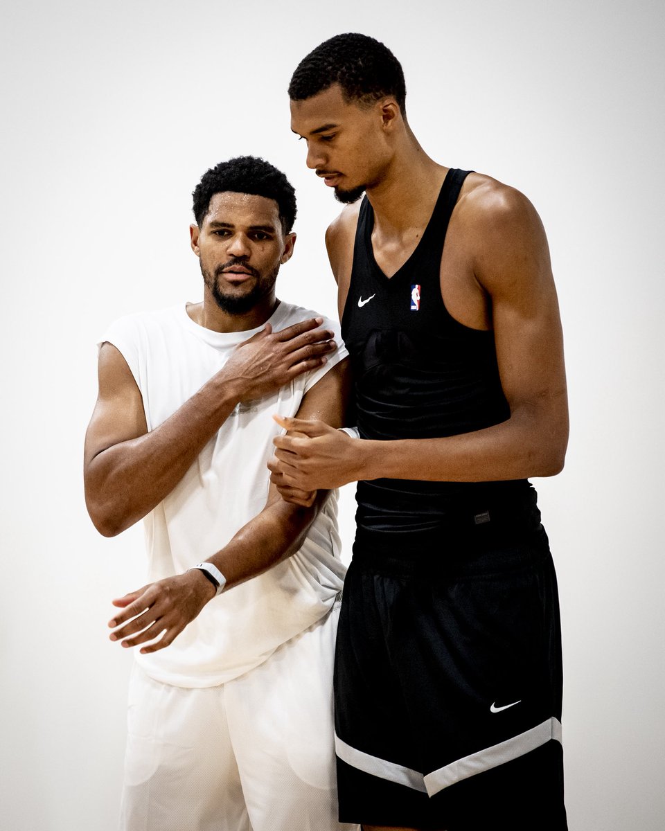 spurs's tweet photo. building chemistry 🤝 https://t.co/Daz9azZbug