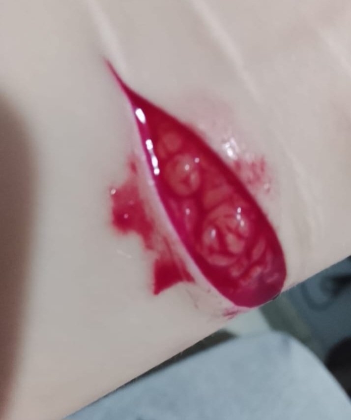 Richellw4h's tweet photo. #nsfwtwtًً #beans #selfharmtwt fake makeup, fake blood!! https://t.co/YvozJ4A4fU