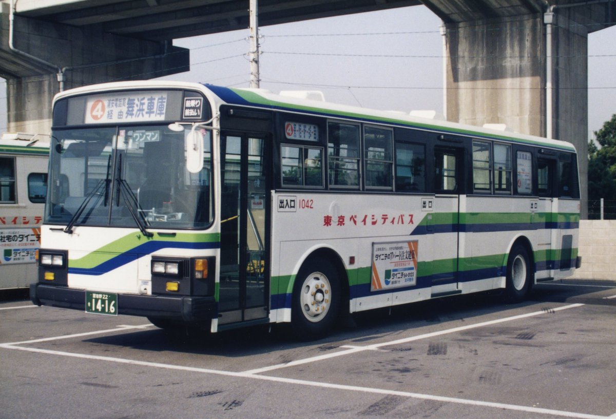 IrF6l9VsRj77073's tweet photo. 京成系列はドアスイッチが車体短手方向についてあり、3ドア同時に開けられるのが特徴で、中扉後扉のブザーの和音が楽しかった
今ではポンチョで似たようなのは聞かれるけれど https://t.co/bQEP6aOpoy
