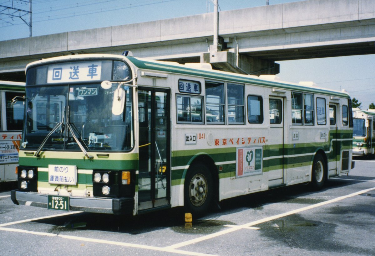 IrF6l9VsRj77073's tweet photo. 京成系列はドアスイッチが車体短手方向についてあり、3ドア同時に開けられるのが特徴で、中扉後扉のブザーの和音が楽しかった
今ではポンチョで似たようなのは聞かれるけれど https://t.co/bQEP6aOpoy