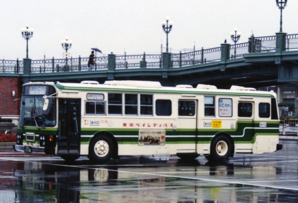 IrF6l9VsRj77073's tweet photo. 京成系列はドアスイッチが車体短手方向についてあり、3ドア同時に開けられるのが特徴で、中扉後扉のブザーの和音が楽しかった
今ではポンチョで似たようなのは聞かれるけれど https://t.co/bQEP6aOpoy