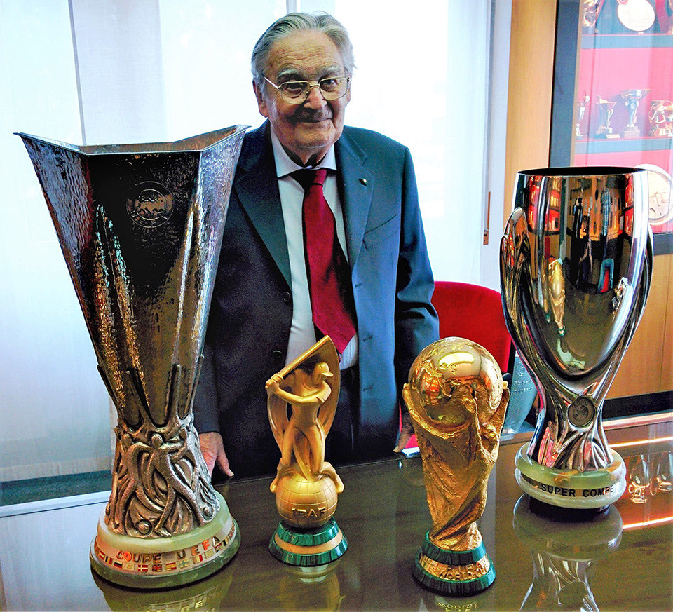 _naxotellado's tweet photo. Aprovecho la resaca del Mundial para ensalzar la obra de Silvio Gazzaniga, el diseñador del trofeo del Mundial. También ha diseñado otros trofeos como el de la Copa de la UEFA, Supercopa de Europa, EURO Sub-21, Copa de África y Copa Mundial de Béisbol. https://t.co/gT7k8sLu1G