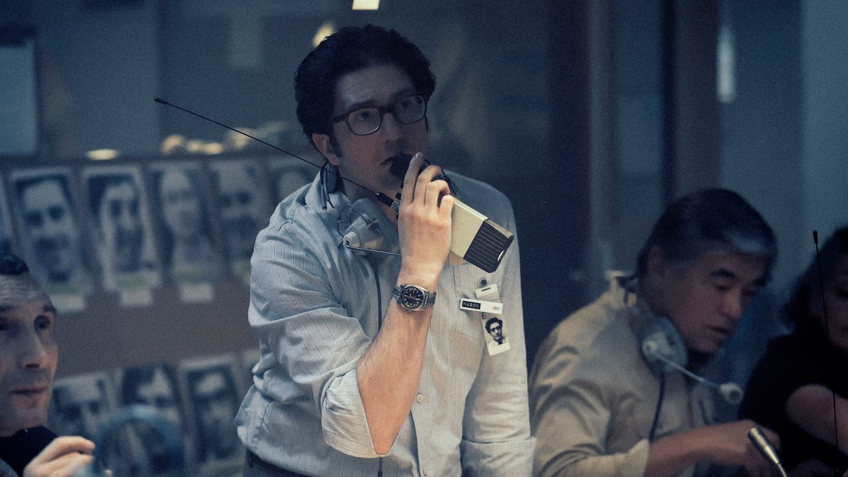 MovistarPlus's tweet photo. Verano de 1972. Un grupo de periodistas deportivos cubre los Juegos Olímpicos, hasta que ocho terroristas de la organización Septiembre Negro asaltan la villa olímpica y secuestran a nueve atletas de la delegación israelí. Ahora tendrán que cubrir el secuestro en directo.

'Septiembre 5', ya disponible.