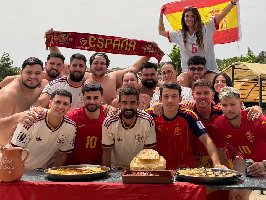 JaenFS's tweet photo. 📸 ¡Seguimos recibiendo imágenes de nuestros amarillos disfrutando del verano! 

😉 @cesillas10 y Esteban

🔋 Recargad bien las pilas... ¡que ya queda menos para volver!

#SomosJaén💛 https://t.co/XVBXjm2GnC