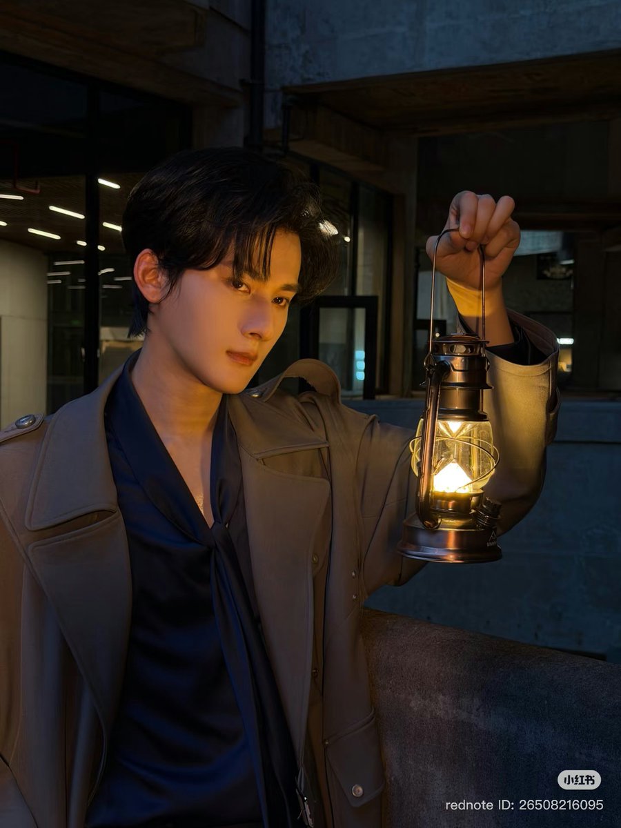 wangyi__v's tweet photo. My birthday gift is he posted his picture 🤭 https://t.co/SHFdLz9TW2
