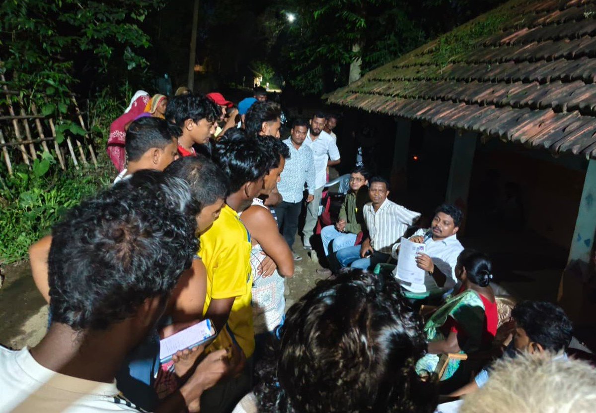 dcpakur's tweet photo. पाकुड़ विधानसभा क्षेत्र के आदिवासी बहुल क्षेत्रों में एईआरओ ने जनप्रतिनिधियों एवं BLA के साथ रात्रि चौपाल आयोजित की। अभियान के दौरान 200+ गणना प्रपत्र (EF) जमा हुए। 25 जुलाई तक अधिकतम EF जमा कर 29 जुलाई से पहले 100% डिजिटाइजेशन सुनिश्चित किया जाए।
@ceojharkhand
@ECISVEEP https://t.co/ABErFLBYuJ