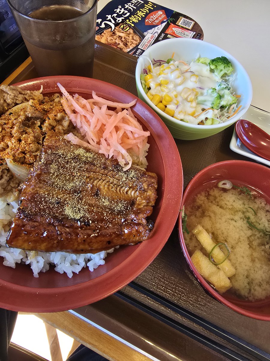 591055Manmaya's tweet photo. ちょっとフライング
��き家でうな牛大盛
妻は3種のチーズ牛丼

旨かった～
ご馳走様でした🙋

持ち帰りよりも
店舗でいただく方が
断然旨いと思います(笑) https://t.co/MCiQ9HK3rC