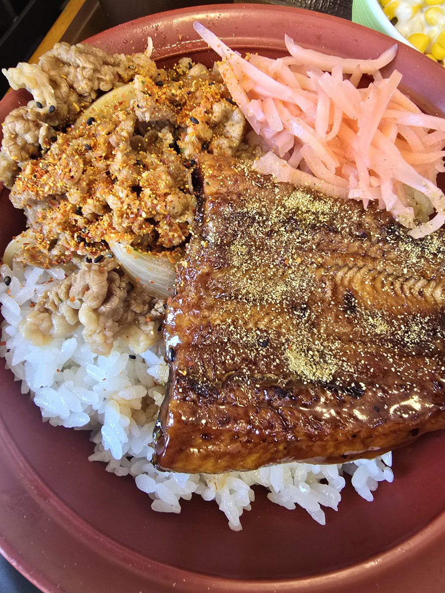 591055Manmaya's tweet photo. ちょっとフライング
��き家でうな牛大盛
妻は3種のチーズ牛丼

旨かった～
ご馳走様でした🙋

持ち帰りよりも
店舗でいただく方が
断然旨いと思います(笑) https://t.co/MCiQ9HK3rC