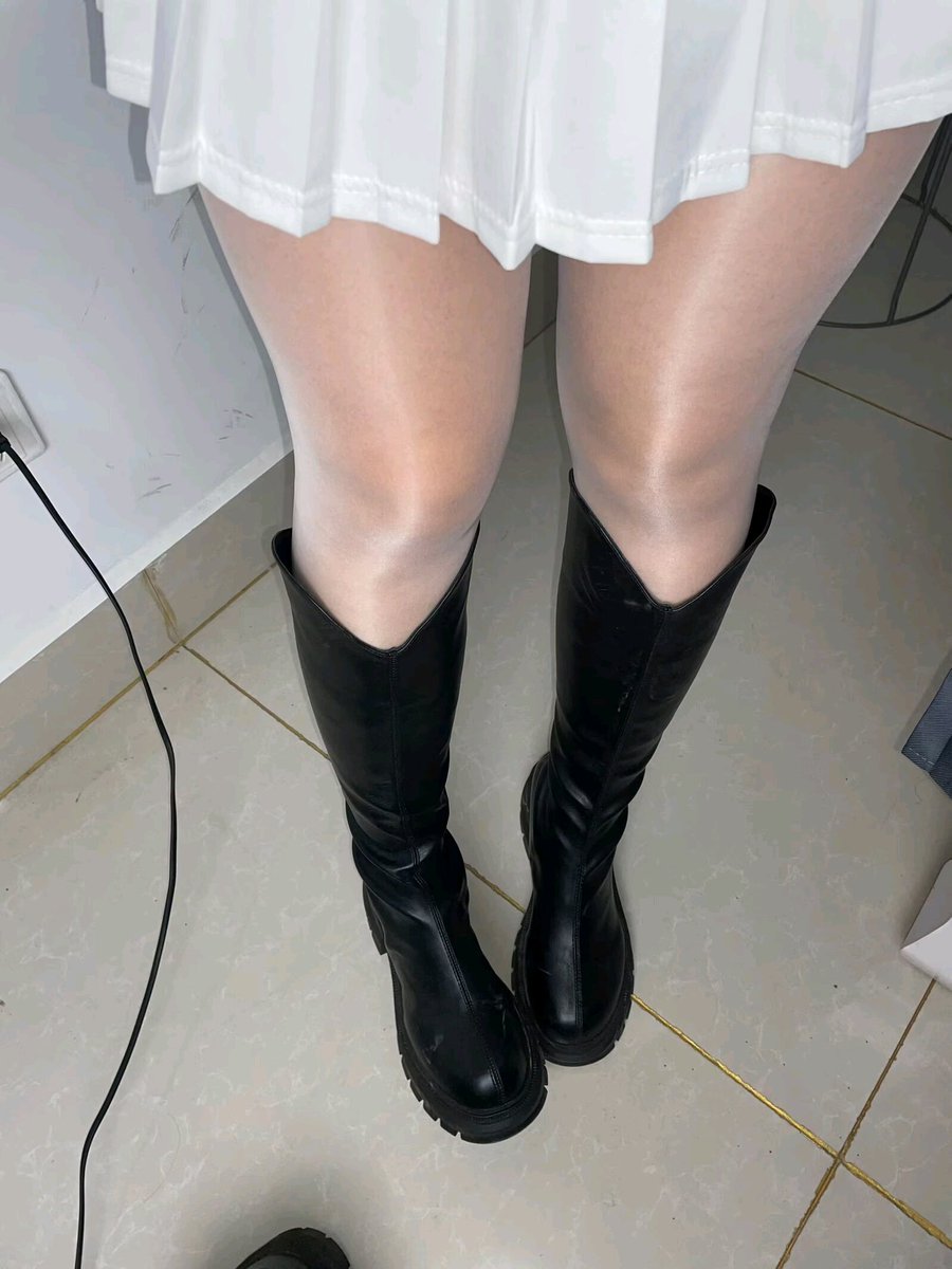 st258369's tweet photo. 母狗的黑靴+白裙伺候各位了～
腿���经软了，随时可以跪下舔鞋💦
来踩我吧，把我当狗用！
#母狗 #靴奴 #被踩母狗 #丝袜腿奴 https://t.co/JnV5W6DF8L