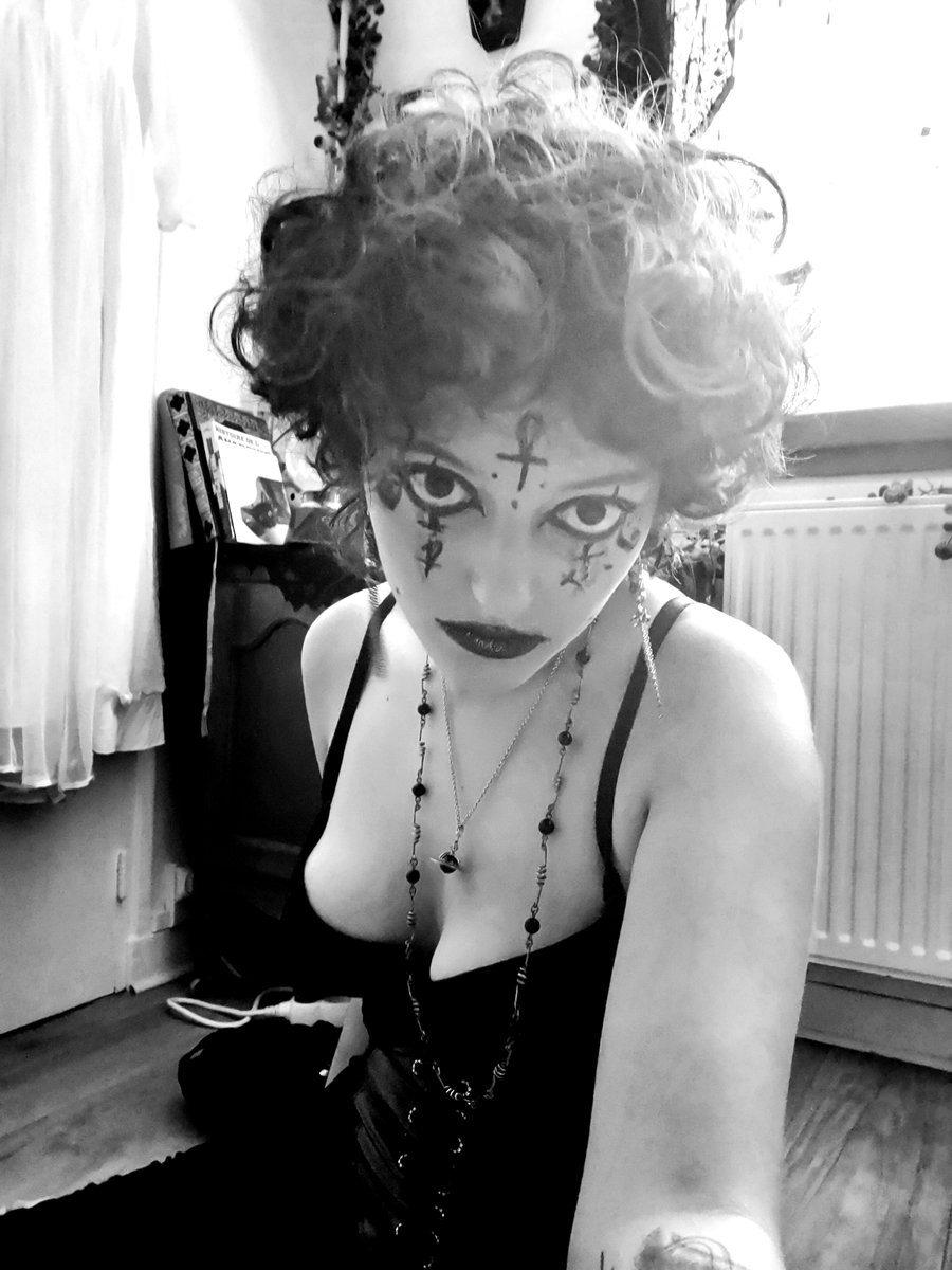 Battybatyfr4's tweet photo. Today's look! 🖤 https://t.co/rk2p3fSoOl