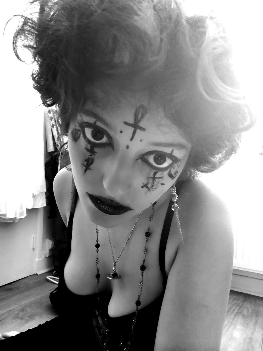 Battybatyfr4's tweet photo. Today's look! 🖤 https://t.co/rk2p3fSoOl