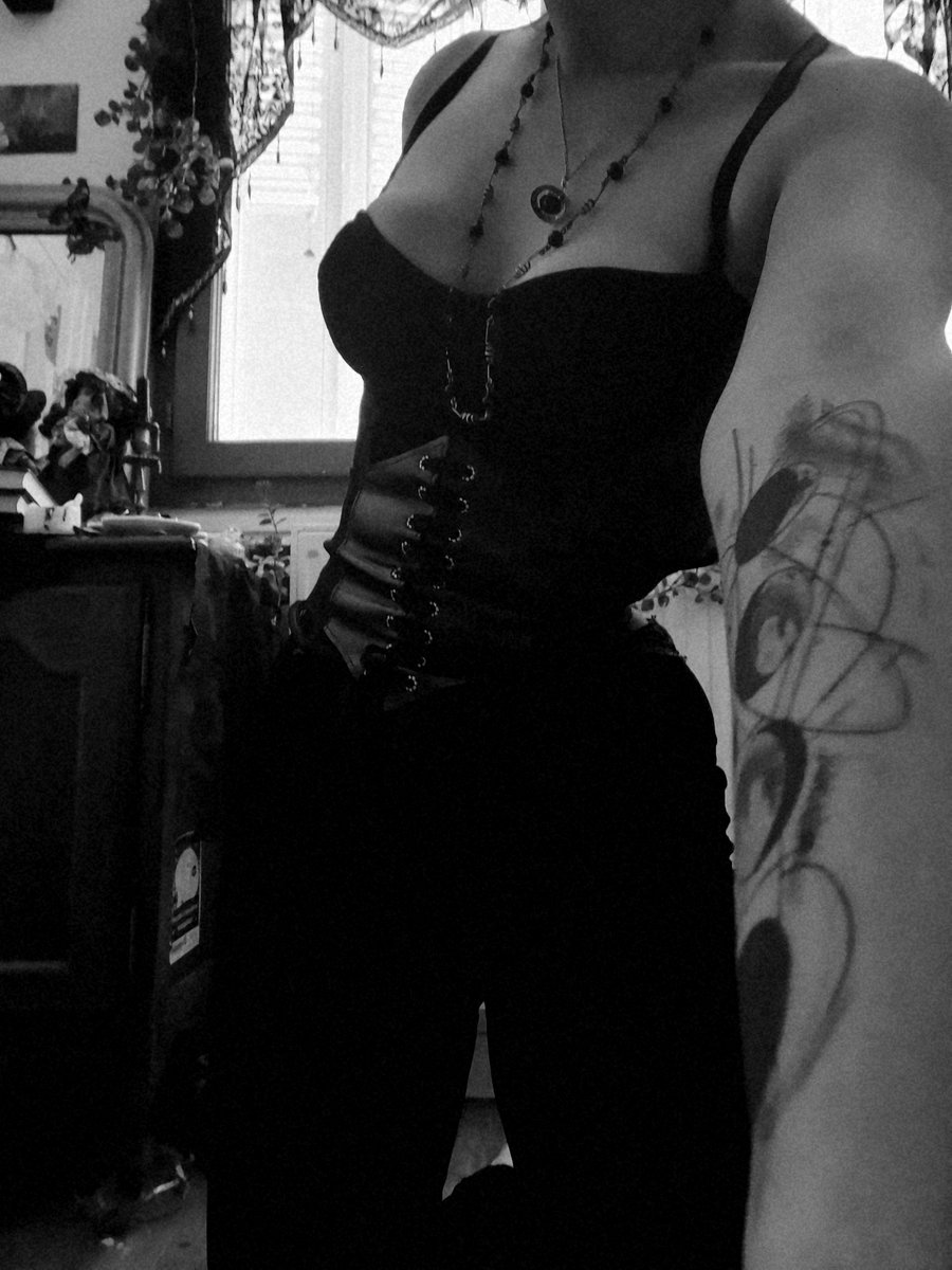 Battybatyfr4's tweet photo. Today's look! 🖤 https://t.co/rk2p3fSoOl