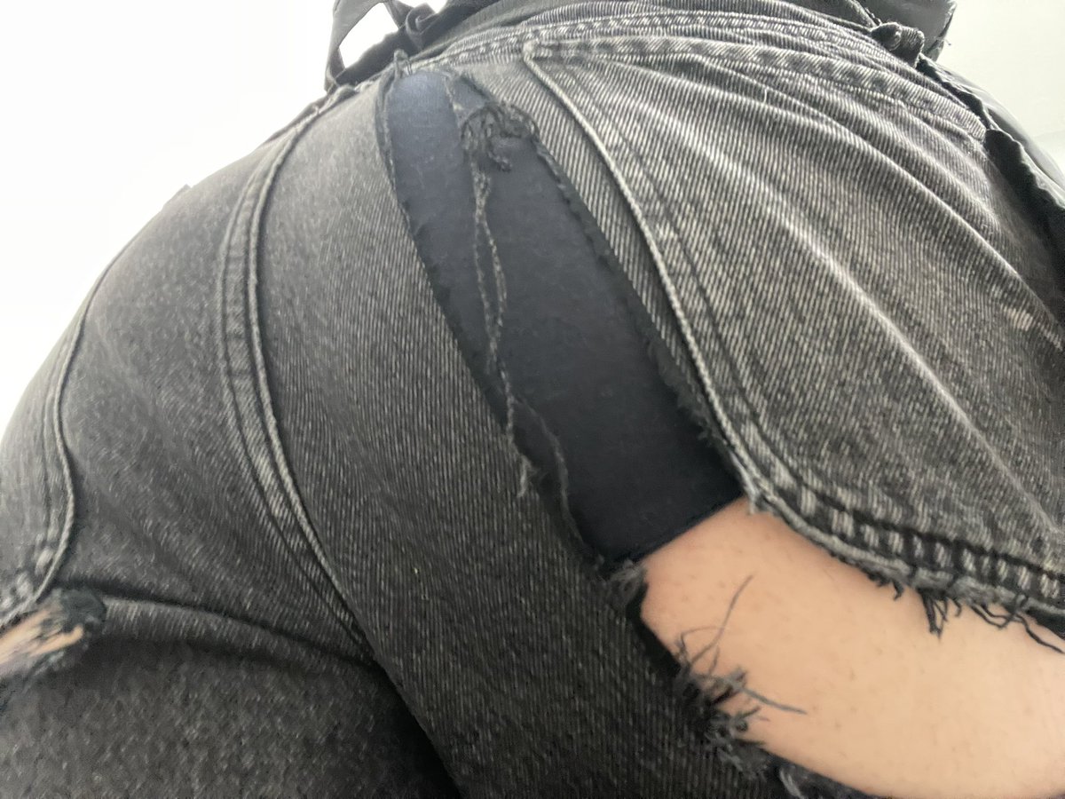 Harleyjp_'s tweet photo. Pants just ripped at work😭
#femme #mlm #203freak https://t.co/SZkYmpseme
