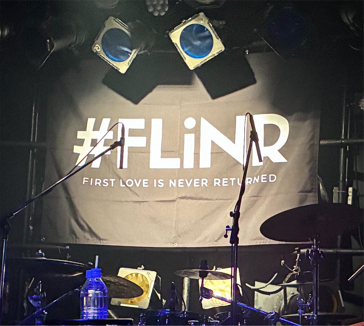 Emmlia_Nicola's tweet photo. #FLiNR
#ONEMANLIVE
#渋谷CLUBQUATTRO
#備忘録
"恋する歌声"
北海道在住社会人5人組バンド
First Love is Never Retunedの初東京単独公演に行きました♡
生演奏は上手いし、イケメン揃い、煽り多め、音源より激しくて、lightingも綺麗で最高😆
SEが大好きなアーティストばかり再来週大阪遠征のenfants.11月のRol3ertと言う事は始まる前から期待通り、早速推し入り決定!!
1st Full Album Tour
Zepp新宿に行きます🙌
QUATTROの内に最前列で見れて良かった♡
断捨離してるはずの推しやグッズが増える🐈⬛
LIVEが日常に彩りを添えてるから良しとする💐