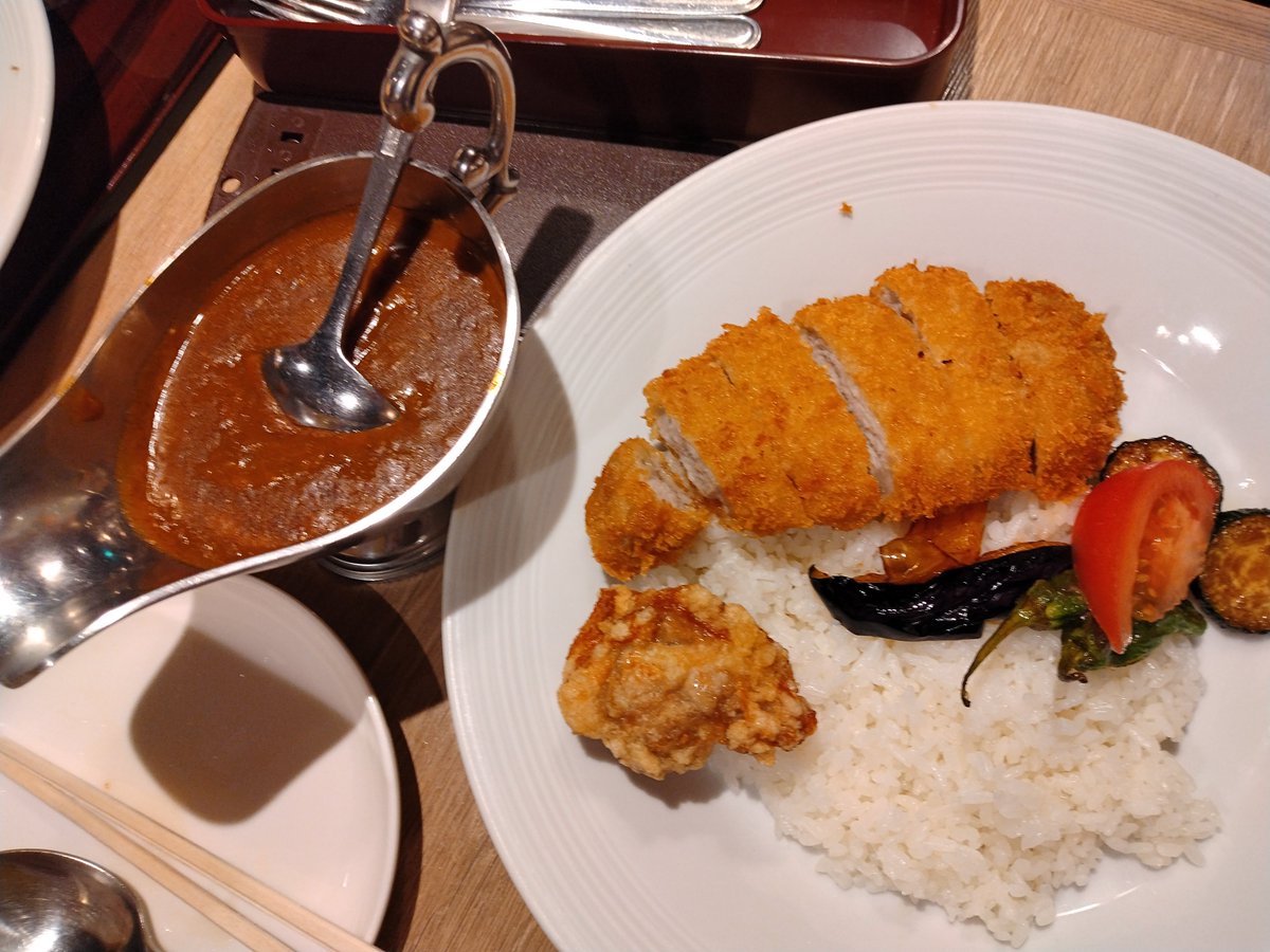 minacocco_'s tweet photo. お昼はカレー食べました🍛
暑すぎてカレーを欲してしまい
「カレーを食べたい」
とレストラン街を放浪(ง ˙˘˙ )ว
カレーのルーが猫舌さん仕様でちょっと残念だったけど、洋食屋さん風の辛くないカレーでカレー欲を満たされた😋

いつも我儘に付き合ってくださるkapyさん今日も女神✨ありがとう🙏🏻💕 https://t.co/vSkwAakonT