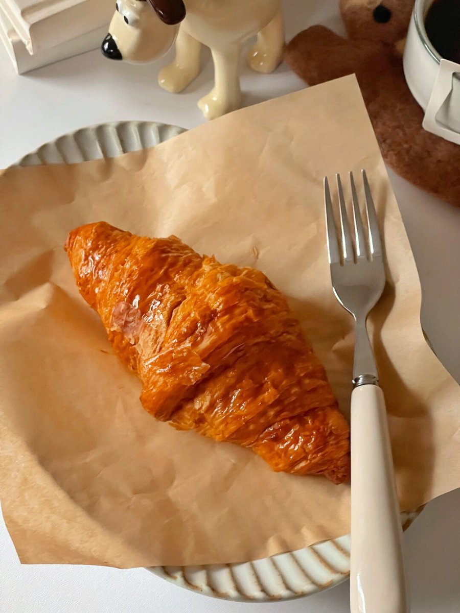 BessChrist31322's tweet photo. Chased this crispy honey butter croissant at 8am—flaky layers + oozing filling = my weekday win. https://t.co/dGt21hIbvD