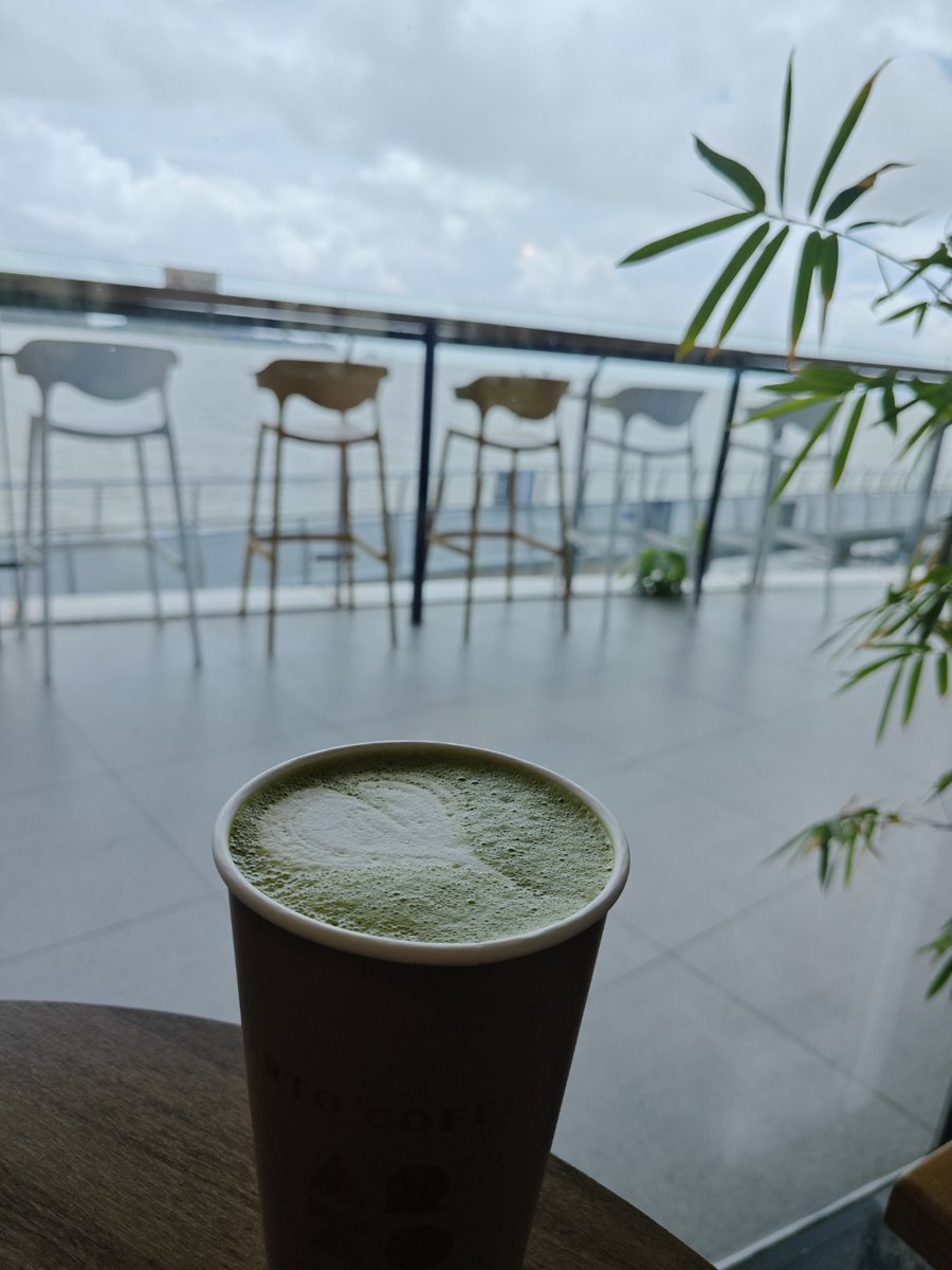 DaraWillboydo's tweet photo. [Need a quick summer pick-me-up Whip up iced matcha latte in 2 mins: 1 tsp matcha powder + iced water + oat milk, stir u0026 enjoy! ]， https://t.co/SdZC9zF4rl