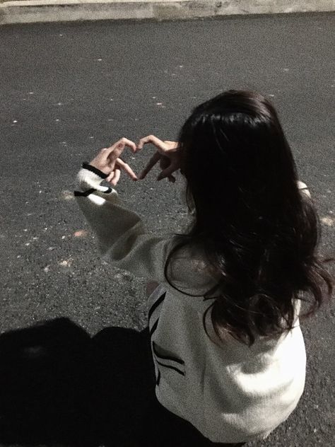 locoporliseth's tweet photo. Heart hands under the streetlights, turning a quiet night into a tiny moment of love
BIM https://t.co/9vfPTiIgTs