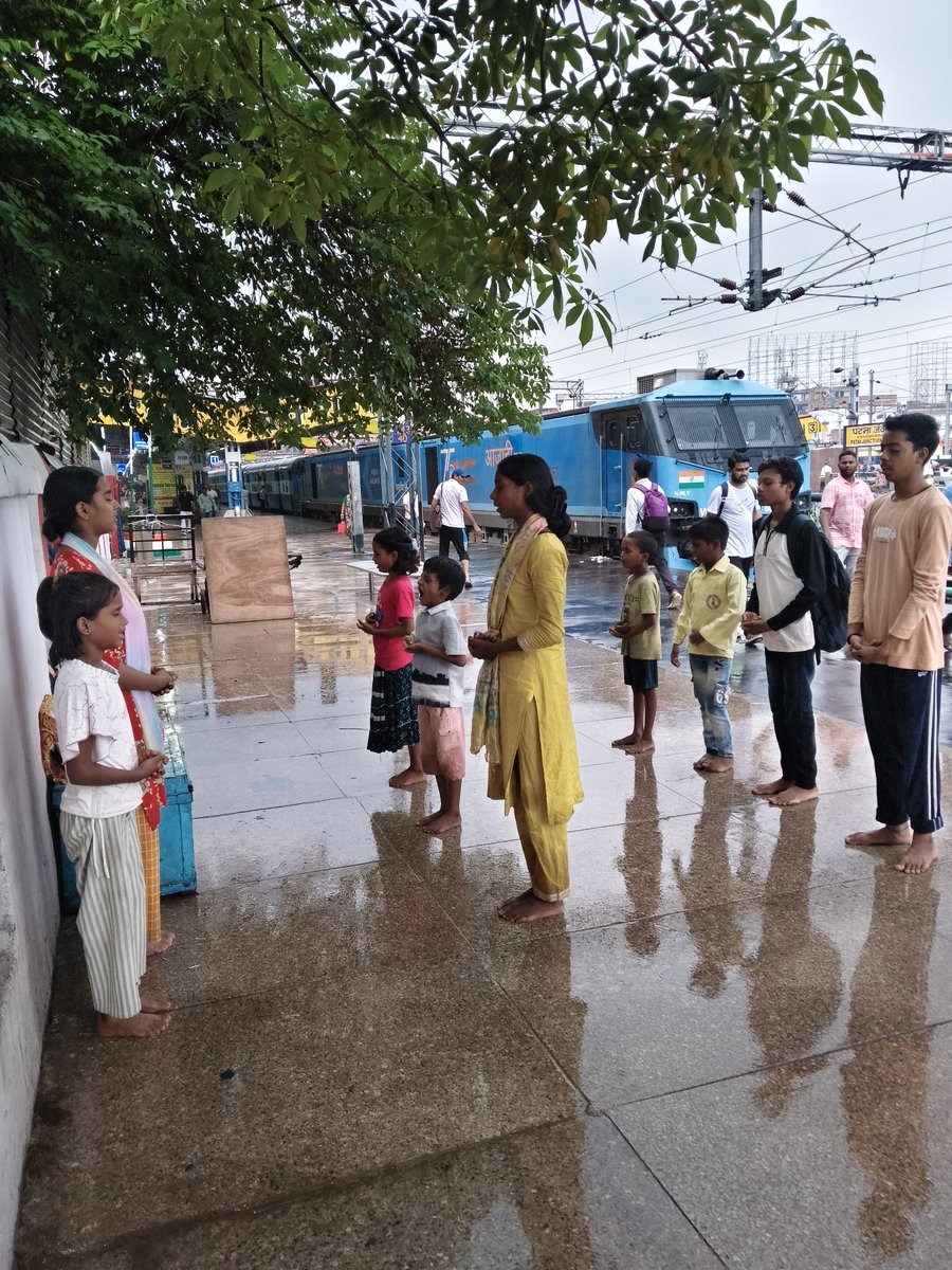 SRBSS_PATNAJN's tweet photo. बारिश के बीच भी नहीं रुका कारवां-
श्रीराम बालसंस्कारशाला, जहां हो रहा है बुद्धिमान, संवेदनशील और संस्कारवान नई पीढ़ी का निर्माण।
#वर्षा #गायत्रीपरिवार
#PatnaJunction https://t.co/D99XJ1Lroy