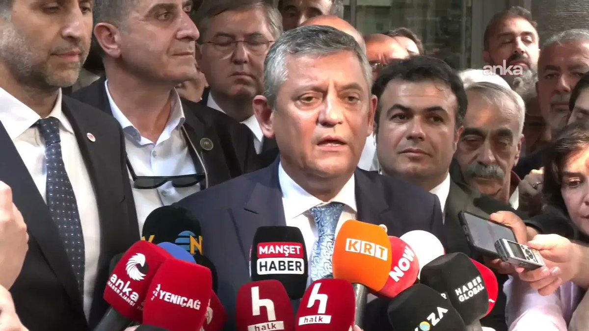 cumhuriyetgzt1's tweet photo. YENİ Parti Genel Başkanı Özgür Özel'den kritik açıklamalar

"Şu anda yeni partiye herhangi bir bağış, aidat toplamıyoruz. Dolandırıcılık çabaları olur diye endişe duyuyoruz. Partinin resmi hesaplarını bizim sosyal medya hesaplarımızdan duyurduklarımıza itibar edilsin."
https://t.co/dISyPcABch