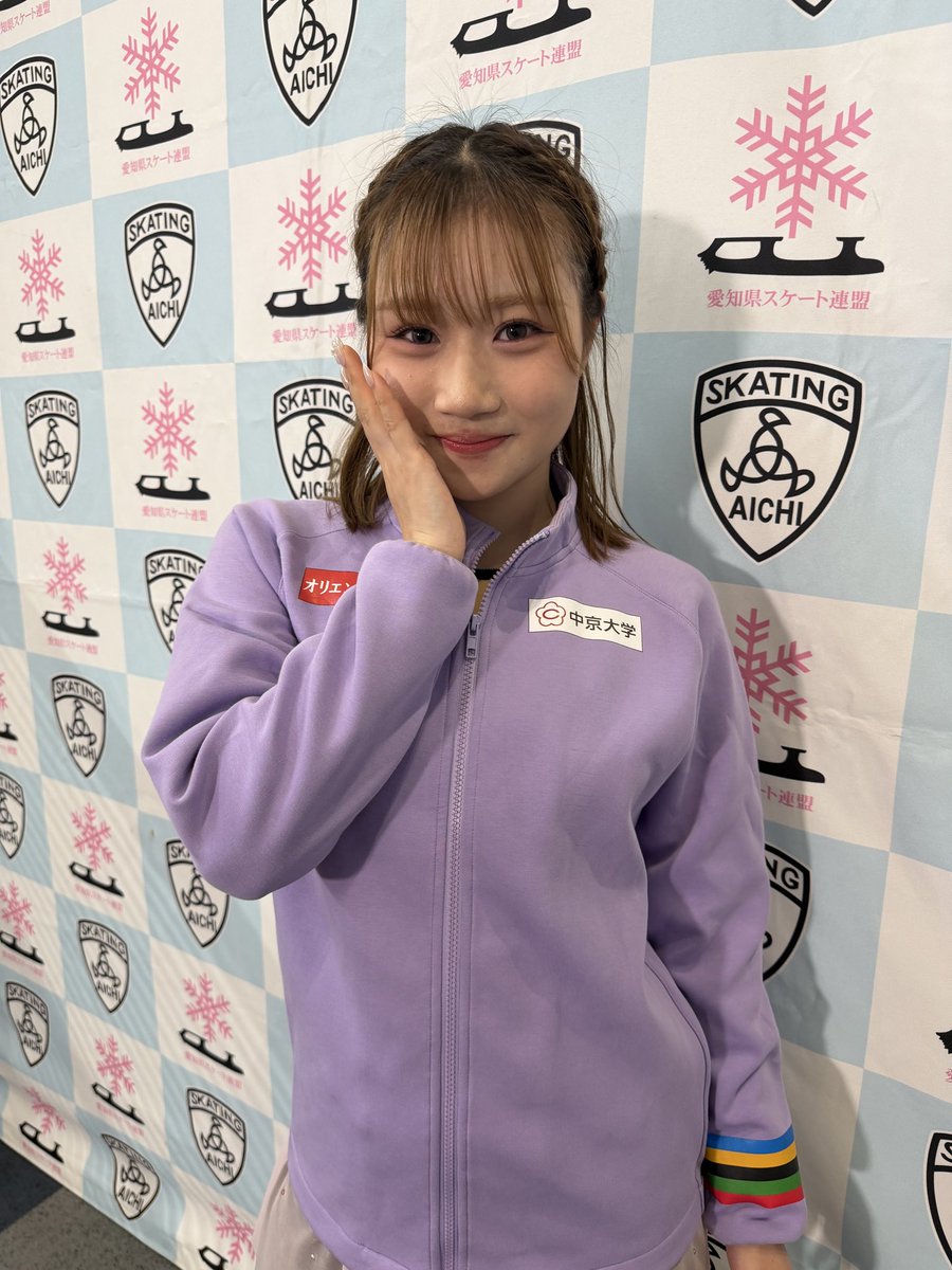online_on_ice's tweet photo. 🍉みなとアクルス杯2026🐉
シニア女子SP

2位 #山下真瑚 選手 63.25
初挑戦の3ルッツ3ループを着氷👏大人っぽさ溢れる🎶Bring Me to Lifeで会場を沸かせました🎉現役続行か迷いに迷っていたそうですがGPシリーズにアサインされて「本当に辞めなくてよかったと思いました」😭
🗣️エネルギーたっぷり❤️オトナまこちゃん最後まで滑り切るっていうのを徹底して練習から頑張りたいと思います！

3位 #横井きな結 選手 60.07
大学4年🎓節目のシーズンに好発進🌸初めて宮原知子さんに振り付けてもらった🎶シネマ•イタリアーノ🥳カッコいい踊りに会場は大盛り上がり💫
🗣️全日本出場はもちろん当たり前の目標。ショートとフリーをやり切りたい。トリプルアクセルまで戻せたらいいなと思います。

4位 #松生理乃 選手 57.70
「オシャレだね✨って褒めてもらえることが多くて嬉しい」という新SP🎶Under Paris Skiesを披露🪽
🗣️ いつ辞めるとかは考えていないですけど、だいぶ引退も近くなってきてると思うので、いただいた試合は自分のできる限りのことをしっかりとやって、どれも後悔ないなって思えるような試合にしたい。

5位 #河辺愛菜 選手 57.33
かわいい振付たっぷり🥰レディ•ガガの🎶If My Friends Could See Me Now🎤振付の佐藤操先生からの指示は「みんなをメロメロにさせるくらいぶりっ子してね🫶」
🗣️ シーズン後半、海外試合に派遣していただけるくらいの結果を出せるように頑張っていきたいなと思います。

#みなとアクルス杯 #figureskating #フジスケ #中京大学 #MakoYAMASHITA #KinayuYOKOI #RinoMATSUIKE #ManaKAWABE