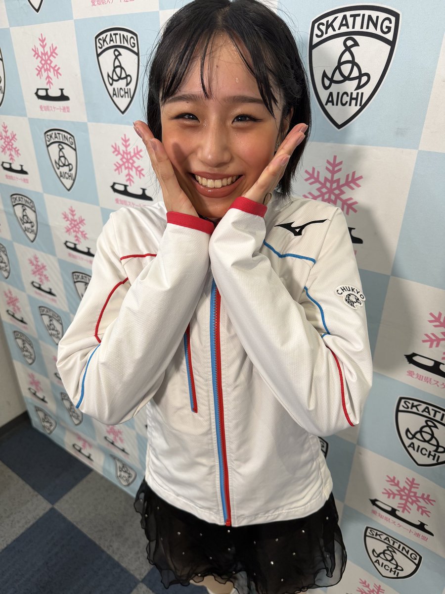online_on_ice's tweet photo. 🍉みなとアクルス杯2026🐉
シニア女子SP

2位 #山下真瑚 選手 63.25
初挑戦の3ルッツ3ループを着氷👏大人っぽさ溢れる🎶Bring Me to Lifeで会場を沸かせました🎉現役続行か迷いに迷っていたそうですがGPシリーズにアサインされて「本当に辞めなくてよかったと思いました」😭
🗣️エネルギーたっぷり❤️オトナまこちゃん最後まで滑り切るっていうのを徹底して練習から頑張りたいと思います！

3位 #横井きな結 選手 60.07
大学4年🎓節目のシーズンに好発進🌸初めて宮原知子さんに振り付けてもらった🎶シネマ•イタリアーノ🥳カッコいい踊りに会場は大盛り上がり💫
🗣️全日本出場はもちろん当たり前の目標。ショートとフリーをやり切りたい。トリプルアクセルまで戻せたらいいなと思います。

4位 #松生理乃 選手 57.70
「オシャレだね✨って褒めてもらえることが多くて嬉しい」という新SP🎶Under Paris Skiesを披露🪽
🗣️ いつ辞めるとかは考えていないですけど、だいぶ引退も近くなってきてると思うので、いただいた試合は自分のできる限りのことをしっかりとやって、どれも後悔ないなって思えるような試合にしたい。

5位 #河辺愛菜 選手 57.33
かわいい振付たっぷり🥰レディ•ガガの🎶If My Friends Could See Me Now🎤振付の佐藤操先生からの指示は「みんなをメロメロにさせるくらいぶりっ子してね🫶」
🗣️ シーズン後半、海外試合に派遣していただけるくらいの結果を出せるように頑張っていきたいなと思います。

#みなとアクルス杯 #figureskating #フジスケ #中京大学 #MakoYAMASHITA #KinayuYOKOI #RinoMATSUIKE #ManaKAWABE