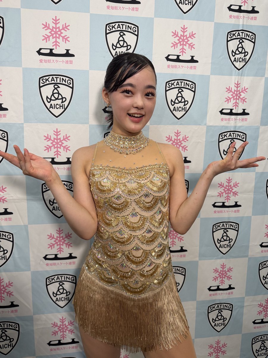 online_on_ice's tweet photo. 🍉みなとアクルス杯2026🐉
シニア女子SP

2位 #山下真瑚 選手 63.25
初挑戦の3ルッツ3ループを着氷👏大人っぽさ溢れる🎶Bring Me to Lifeで会場を沸かせました🎉現役続行か迷いに迷っていたそうですがGPシリーズにアサインされて「本当に辞めなくてよかったと思いました」😭
🗣️エネルギーたっぷり❤️オトナまこちゃん最後まで滑り切るっていうのを徹底して練習から頑張りたいと思います！

3位 #横井きな結 選手 60.07
大学4年🎓節目のシーズンに好発進🌸初めて宮原知子さんに振り付けてもらった🎶シネマ•イタリアーノ🥳カッコいい踊りに会場は大盛り上がり💫
🗣️全日本出場はもちろん当たり前の目標。ショートとフリーをやり切りたい。トリプルアクセルまで戻せたらいいなと思います。

4位 #松生理乃 選手 57.70
「オシャレだね✨って褒めてもらえることが多くて嬉しい」という新SP🎶Under Paris Skiesを披露🪽
🗣️ いつ辞めるとかは考えていないですけど、だいぶ引退も近くなってきてると思うので、いただいた試合は自分のできる限りのことをしっかりとやって、どれも後悔ないなって思えるような試合にしたい。

5位 #河辺愛菜 選手 57.33
かわいい振付たっぷり🥰レディ•ガガの🎶If My Friends Could See Me Now🎤振付の佐藤操先生からの指示は「みんなをメロメロにさせるくらいぶりっ子してね🫶」
🗣️ シーズン後半、海外試合に派遣していただけるくらいの結果を出せるように頑張っていきたいなと思います。

#みなとアクルス杯 #figureskating #フジスケ #中京大学 #MakoYAMASHITA #KinayuYOKOI #RinoMATSUIKE #ManaKAWABE