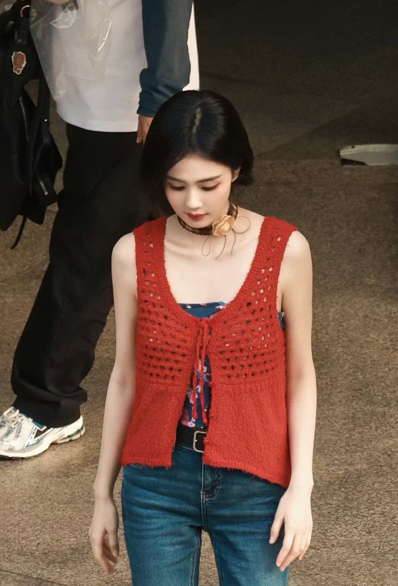Sehna_rhmh's tweet photo. Bailu tu kurus bgt, tapi proporsi badannya pas, tulang rusuknya ga menonjol &amp; garis collarbonenya cantik. https://t.co/Br1sgPTi2J