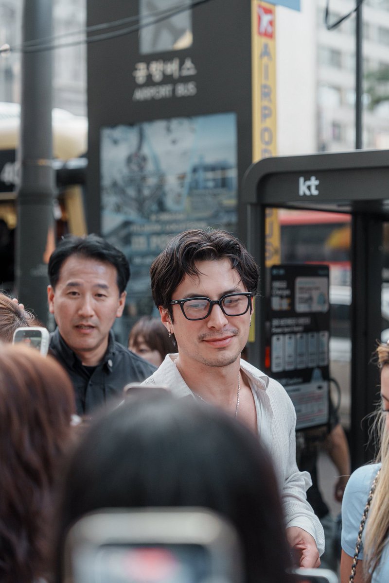 hudsonwonline's tweet photo. HQ photos of Hudson Williams in South Korea recently! (via huhsh_foto) https://t.co/mfFBz8ika4