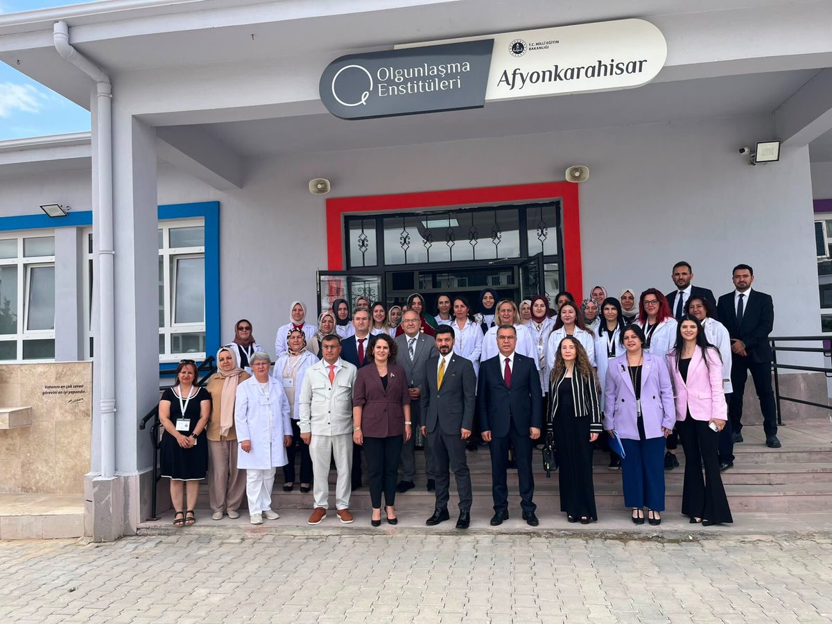 mebhbogm's tweet photo. 📍Afyonkarahisar

Sahada kurduğumuz bağlar, ortak hedeflerimize güç katıyor ✨

Tarihi ve üretim kültürüyle öne çıkan Afyonkarahisar'da hayat boyu öğrenme çalışmalarını yerinde değerlendirmek üzere program gerçekleştiren Genel Müdürümüz Sayın Dr. Emre Topoğlu, beraberindeki heyetle Afyonkarahisar Valiliğini ve İl Milli Eğitim Müdürlüğünü ziyaret etti. İlçe milli eğitim müdürleri ve hayat boyu öğrenme kurumları yöneticileriyle yapılan İl Değerlendirme Toplantısı’nda yürütülen çalışmalar ile gelecek döneme ilişkin hedefler ele alındı.

Programın devamında Afyonkarahisar Halk Eğitimi Merkezi ile Olgunlaşma Enstitüsünü ziyaret eden Genel Müdürümüz ve beraberindeki heyet, eğitim faaliyetlerini yerinde inceleyerek kursiyerler ve eğiticilerle bir araya geldi, yürütülen çalışmaları değerlendirdi.

#HayatBoyuKültür
#HayatBoyuMiras
#HayatBoyuÖğrenme

@tcmeb
@Yusuf__Tekin 
@CelileErenOKTEN 
@topogluemre