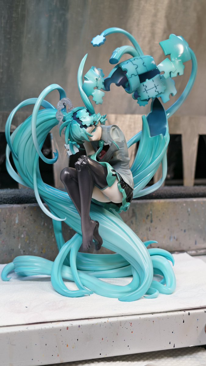 WangsterWorks's tweet photo. 【塗装進捗】
初音ミク「残響断音」

基本色の塗装が入りました。
ミクらしいブルーグリーンをツインテールに吹き付け、ベースカラーの上から髪や衣装、パズル片の陰影を深めて、複雑なシルエットに少しずつ奥行きを加えています。

大きく広がるツインテールを支えにしながら、軽やかな姿で立体として成立させたのは、原型師・Rambo氏 @bo_lan7054 の設計あってこそ。塗装が入ると、そのバランスの凄さがより伝わってきます。

ここからさらに仕上げを進めていきます。

@cfm_miku

#初音ミク #HatsuneMiku #残響断音 #WF2026S #ワンフェス #ガレージキット #塗装