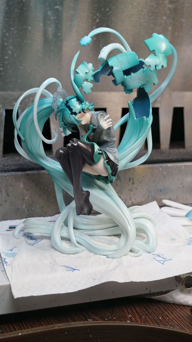 WangsterWorks's tweet photo. 【塗装進捗】
初音ミク「残響断音」

基本色の塗装が入りました。
ミクらしいブルーグリーンをツインテールに吹き付け、ベースカラーの上から髪や衣装、パズル片の陰影を深めて、複雑なシルエットに少しずつ奥行きを加えています。

大きく広がるツインテールを支えにしながら、軽やかな姿で立体として成立させたのは、原型師・Rambo氏 @bo_lan7054 の設計あってこそ。塗装が入ると、そのバランスの凄さがより伝わってきます。

ここからさらに仕上げを進めていきます。

@cfm_miku

#初音ミク #HatsuneMiku #残響断音 #WF2026S #ワンフェス #ガレージキット #塗装