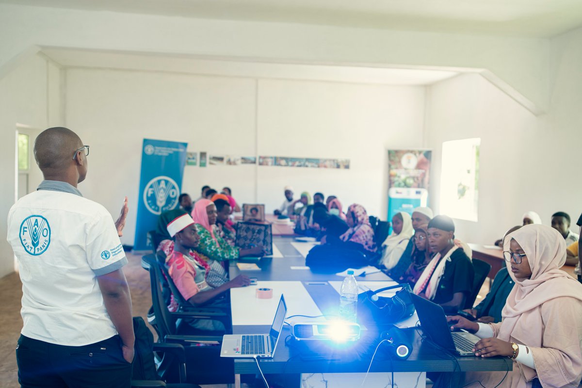 FAOComoros's tweet photo. À Mohéli, la @FAO renforce les compétences de 33 étudiants de l'ENFAD, un établissement soutenu par @UEuropeenne, en production et distribution de semences de qualité. Un investissement dans la #jeunesse pour un système semencier plus performant et résilient aux #Comores. https://t.co/CaEO5tDY7e