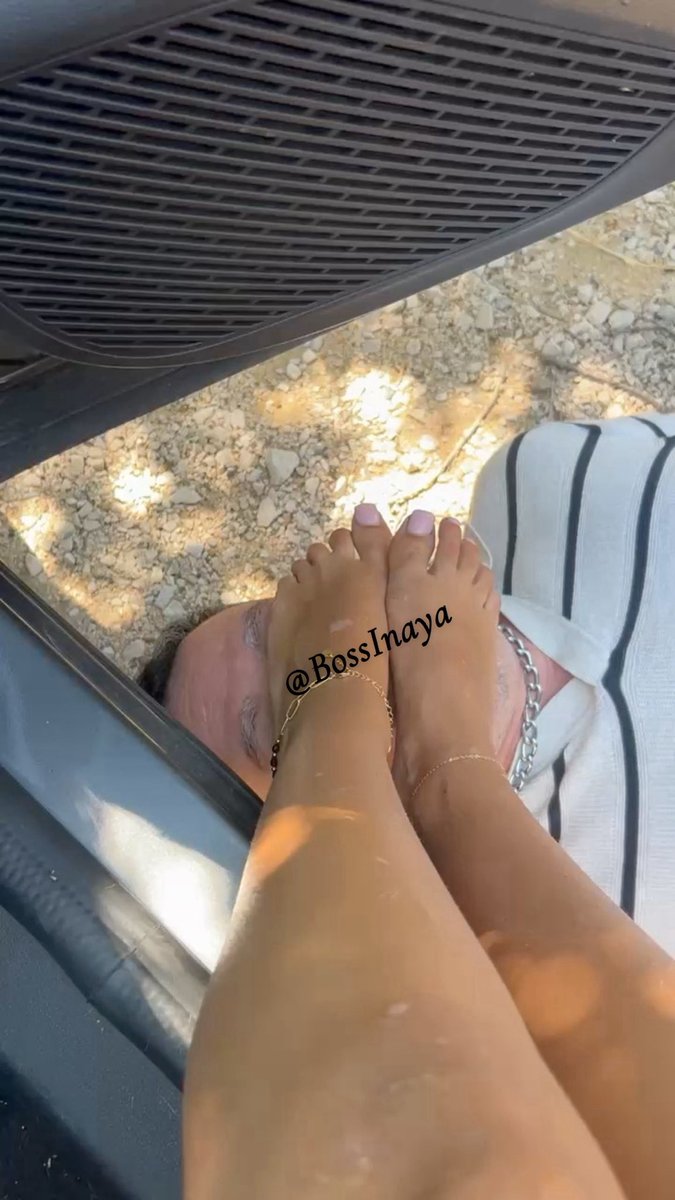 BossInaya's tweet photo. Une chienne qui connaît sa place 🦮
#feetfetish #Feet 👣 https://t.co/AhpSVEu53e