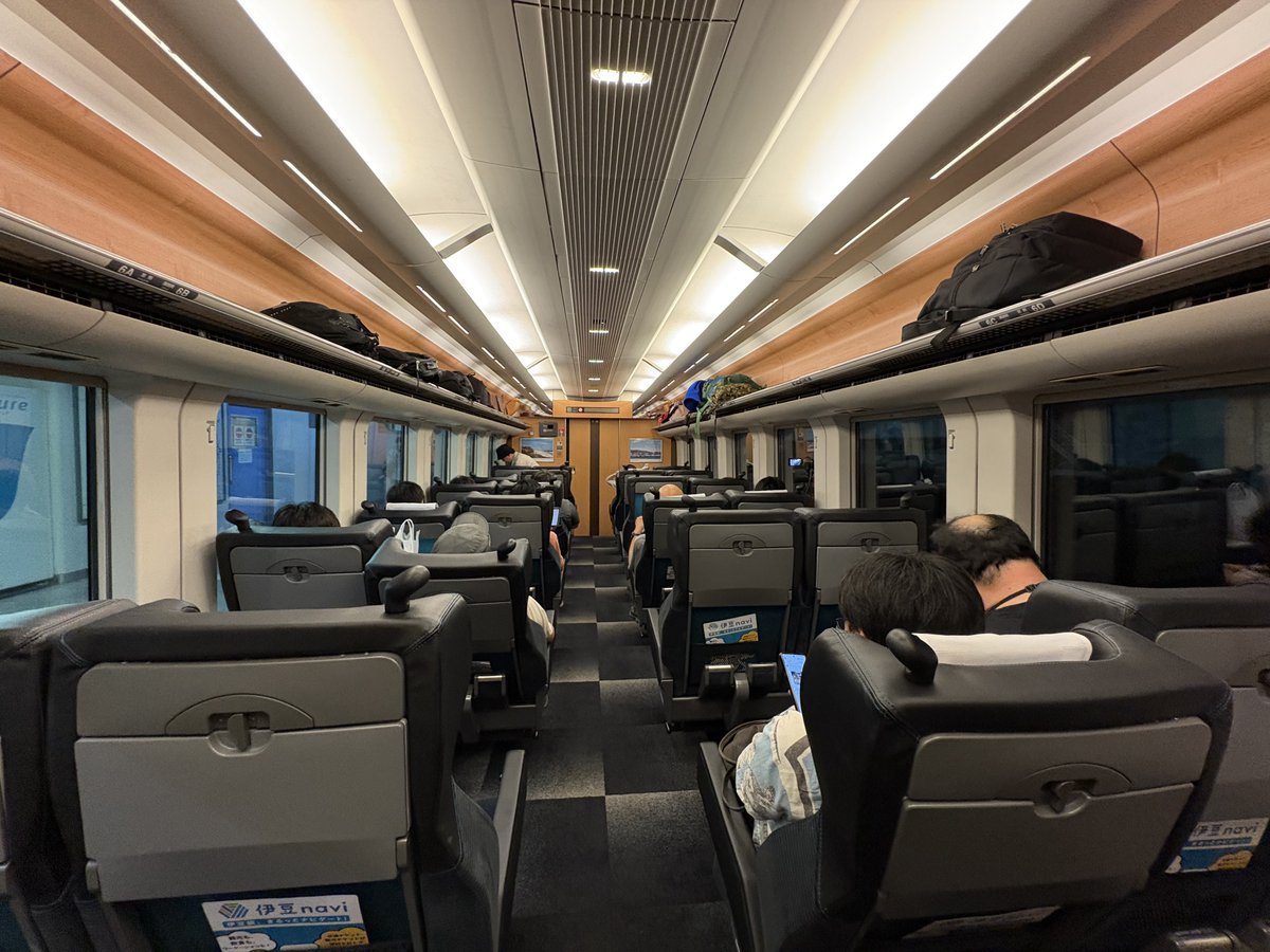 hiryu_dragon's tweet photo. って事でたまたまキャンセルチケットを拾えた臨時夜行特急列車ナイトエクスプレス信州に乗車！
…とは言え松本までは特急アルプスとほぼ同じだけどｗ https://t.co/bqL5lhlg83
