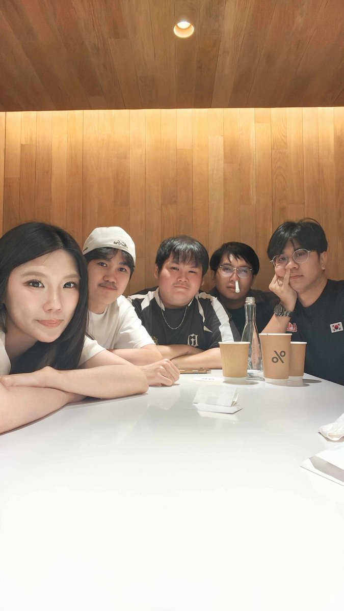 EllanovaKlori's tweet photo. With EVOS team! Goodluck! 😜

#evos #esport #pokemon #pokemonunite https://t.co/rIkZhBB4yF