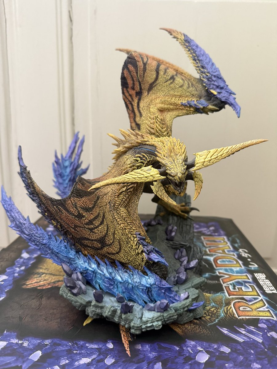 Zarkanin's tweet photo. IL EST LAAAAA 
Ma statuette du Rey Dau est enfin arrivée et elle est MAGNIFIQUE, ça va l’exposer fièrement sur mes étagères 😎 
(Aussi première fois que je commande sur @HobbyGenki et j’ai payé moins cher que sur d’autres sites mdr donc je recommande) https://t.co/iRn0UnyYUP