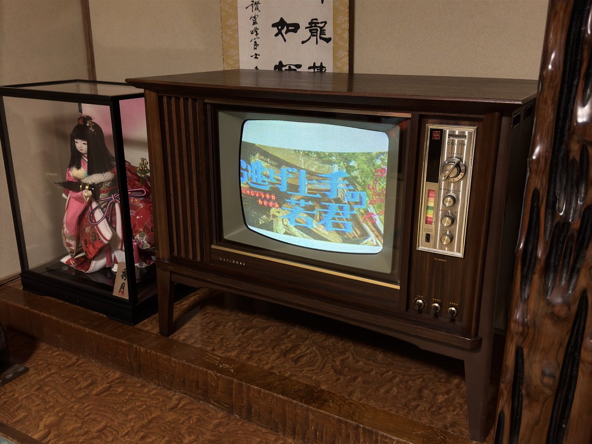 ナショナルパナカラーTK-980D （1966年9月発売）横長タイプの 19型