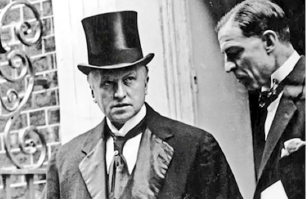 tolgagerger's tweet photo. Bilmeyenler olabilir bu adamın adı Lord Curzon, profesyonel bir Türk düşmanı! Lozan'da tüm tezleriyle tam karşımızda konumlandı. Aradan 103 yıl geçti, tutanaklar açık, biz Curzon'un Lozan'daki laflarından daha ağırını Türkiye'de siyasette, sanatta, akademide gördük ve görüyoruz.. Bu maalesef hiçbir şekilde entelektüel anlamda Türkiye'de tartışılamadı. Oysa  o tutanaklarda bugün ülkenin yaşadığı bütün sosyal, ekonomik ve siyasi krizlerin ya da çıkmazların tartışıldığını görüyoruz. Bunların hiçbiri tesadüfi olmasa gerek