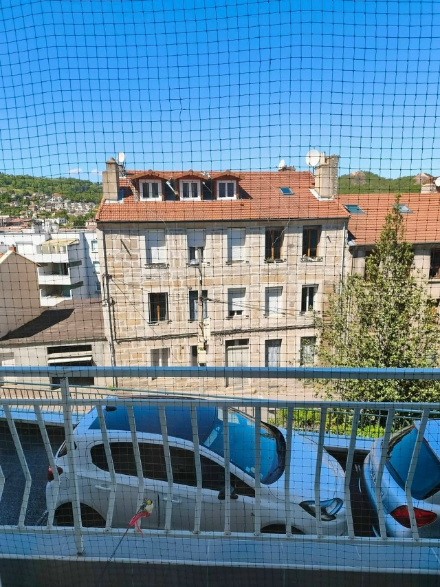 ChristinePP27's tweet photo. Florence Laurencon

📷 NON, LE SYNDIC NE PEUT PAS TOUT INTERDIRE ! 📷📷
Vous  avez sécurisé votre balcon ou vos fenêtres pour votre chat et votre  syndic vous demande de tout démonter ? Ne cédez pas ! Le droit évolue  pour protéger la vie de nos compagnons.

Voici votre "bouclier juridique" mis à jour avec les dernières décisions de justice.
📷 1. L'ARGUMENT TECHNIQUE (Jurisprudence Cour de Cassation)

Le  principe fondamental vient de la Cour de cassation (3e Civ., 19  novembre 1997, n° 95-20.079). Elle confirme que vous avez la liberté  d'aménager vos parties privatives sans autorisation de l'AG, dès lors  que :
•L'installation est amovible : Sans perçage (clips adhésifs, colliers Rilsan), vous ne dégradez pas le bâti.
•L'impact est minime : Un dispositif léger qui ne modifie pas l'aspect architectural de façon "importante" est autorisé.
📷 2. L'OBLIGATION LÉGALE (Décret 2022)

Depuis  octobre 2022, le Ministère de l'Agriculture impose la signature d'un  certificat d'engagement. En tant qu'adoptant, vous avez l'obligation  légale de garantir la sécurité de votre animal. Un règlement de  copropriété ne peut pas raisonnablement vous contraindre à mettre la vie  de votre animal en danger.
📷 3. LA CONFIRMATION RÉCENTE (Appel de Versailles 2023)

C'est  la décision clé pour les propriétaires de chats (Cour d'appel de  Versailles, 26 janvier 2023, n° 22/01115). La justice a débouté un  syndic qui voulait faire retirer des protections, estimant que :
La sécurité est un motif légitime : Protéger un animal contre les chutes est une raison valable.
L'esthétique  a des limites : Si le filet est quasi-invisible (noir ou transparent),  le syndic ne peut pas invoquer un "préjudice esthétique" pour exiger son  retrait.
📷 NOS CONSEILS POUR ÊTRE "INTOUCHABLE" :

•📷 Zéro perceuse : C’est la règle d’or. Utilisez des fixations adhésives  ou des colliers. Tant qu'on ne fait pas de trous dans le mur, on n'est  pas dans le cadre de "travaux sur les parties communes".
•📷 Optez pour le NOIR : De loin, le filet noir se fond avec l'ombre de la  pièce ou du balcon. Il est bien moins visible que le vert ou le blanc.

•📷 Preuve par l'image : Prenez une photo depuis le trottoir d'en face. Si  l'installation ne saute pas aux yeux, le syndic aura beaucoup de mal à  prouver un trouble visuel devant un juge.
📷 QUE RÉPONDRE AU SYNDIC ? (Modèle de message)

"Mon  installation est un dispositif léger, amovible et sans ancrage au bâti.  Il répond à une obligation légale de sécurité (Décret n° 2022-1012).  Conformément à la jurisprudence de la Cour de Cassation (19/11/1997) et à  celle de la Cour d'Appel de Versailles (26/01/2023), l'intérêt  sécuritaire pour la protection d’un animal l'emporte sur une  interdiction esthétique dès lors que le dispositif est discret et  réversible."
Vous retrouverez en 1er commentaire un courrier type que vous pourrez retravailler pour correspondre à votre situation.

📷 Partagez cette info ! Plus les adoptants connaîtront leurs droits,  moins les syndics pourront abuser de règlements parfois déconnectés de  la réalité.