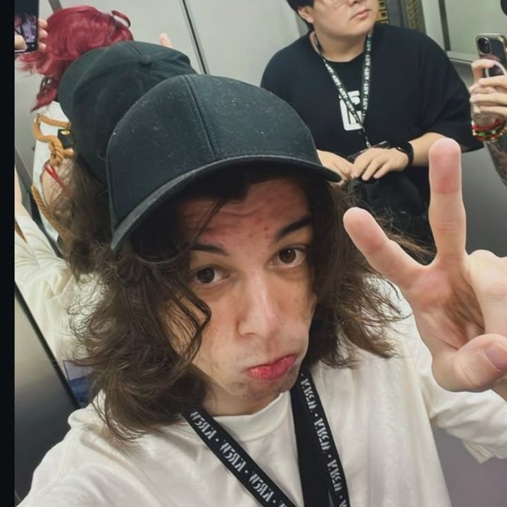 chamynhao's tweet photo. umild, o homem que muda mas continua igual https://t.co/M1z508QpaU