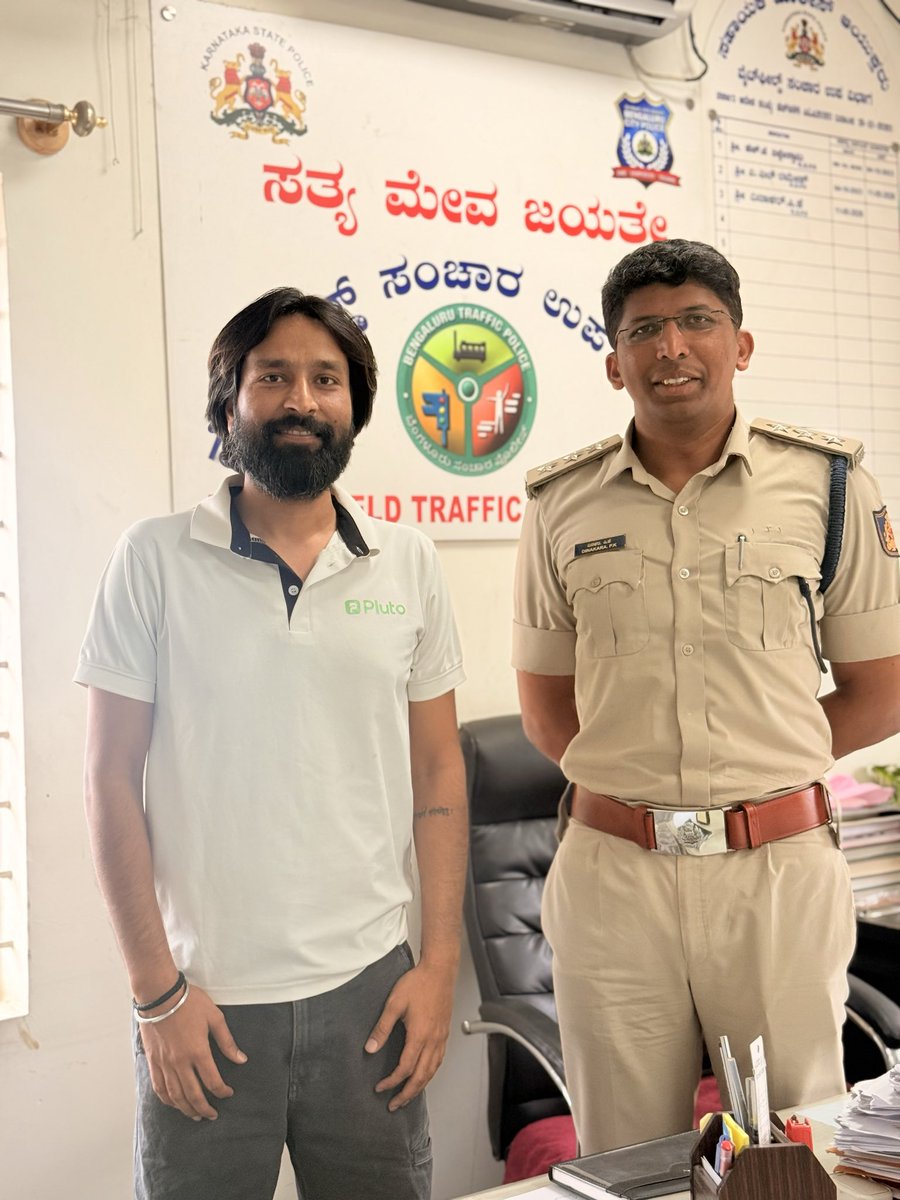 AmreshRanjan14's tweet photo. 5,000+ office commutes later, patterns are emerging.
Thousands travel at the same time, on the same roads, but in separate cars.
Met Whitefield Traffic Police to share what Pluto’s data is teaching us.
No partnership 🫠 Just learning how Bengaluru moves💚
#indiaontime #pluto https://t.co/t6yLlStQKt
