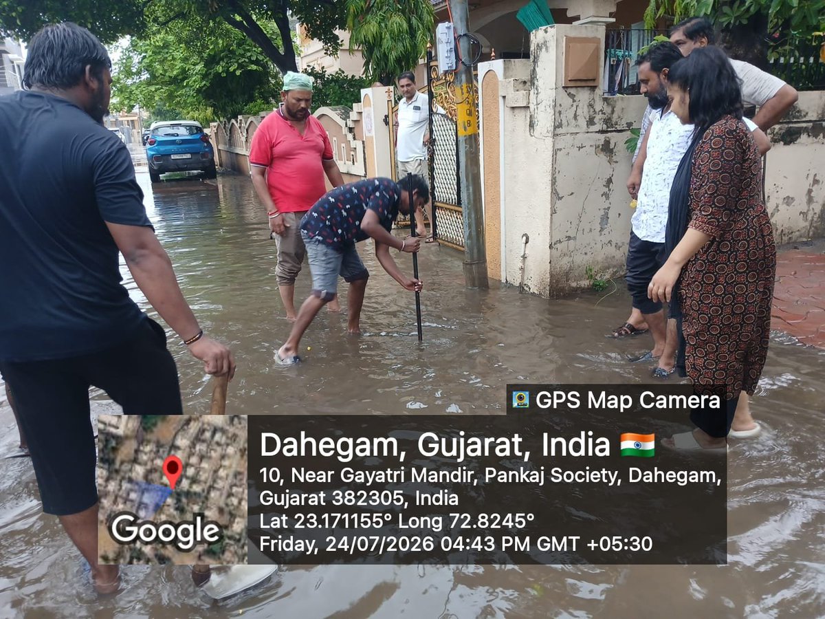 CollectorGnr's tweet photo. દહેગામ શહેરમાં સતત વરસાદના કારણે નીચાણવાળા વિસ્તારો અને મુખ્ય માર્ગો પર ભરાયેલા પાણીના ઝડપી નિકાલ માટે દહેગામ નગરપાલિકા દ્વારા યુદ્ધના ધોરણે કામગીરી હાથ ધરવામાં આવી છે. 

શિયાવાડા GIDC, બંસીધર સોસાયટી અને નવા ગાયત્રી મંદિર જેવા અસરગ્રસ્ત વિસ્તારોમાં હાઈ-કેપેસિટી ડીવોટરિંગ પંપ મૂકીને પાણી બહાર કાઢવામાં આવી રહ્યું છે. જેસીબી અને સફાઈ કર્મચારીઓની મદદથી નાળાઓ ખુલ્લા કરી કચરો હટાવવાની કામગીરી ચાલુ છે. 

નગરપાલિકાની વિશેષ ટીમો 24 કલાક મોનિટરિંગ કરી રહી છે. નાગરિકોની સુરક્ષા માટે તંત્ર સતત કાર્યરત છે અને કોઈપણ કટોકટીમાં કંટ્રોલ રૂમનો સંપર્ક કરવા અપીલ કરવામાં આવે છે.

#GNR #Gandhinagar

@CMOGuj @InfoGandhinagar @JayantiRavi