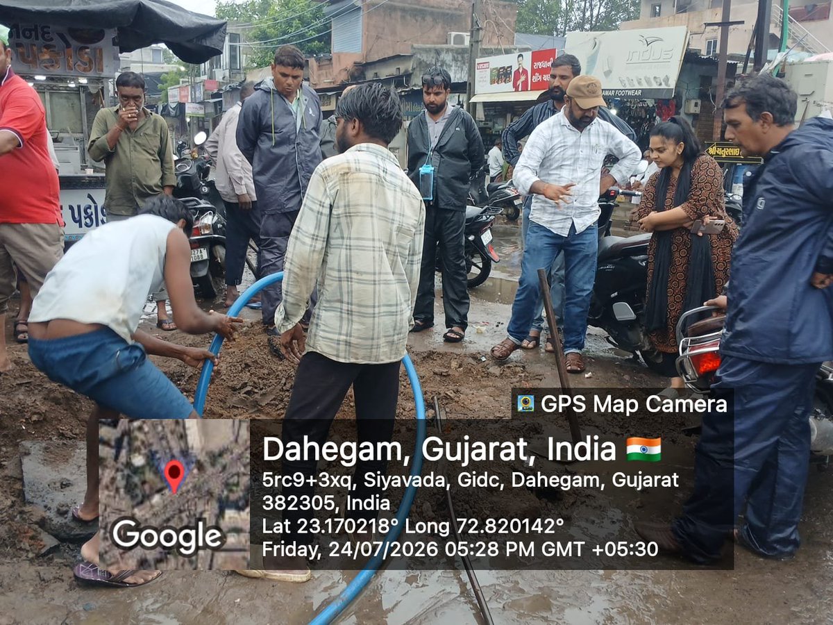 CollectorGnr's tweet photo. દહેગામ શહેરમાં સતત વરસાદના કારણે નીચાણવાળા વિસ્તારો અને મુખ્ય માર્ગો પર ભરાયેલા પાણીના ઝડપી નિકાલ માટે દહેગામ નગરપાલિકા દ્વારા યુદ્ધના ધોરણે કામગીરી હાથ ધરવામાં આવી છે. 

શિયાવાડા GIDC, બંસીધર સોસાયટી અને નવા ગાયત્રી મંદિર જેવા અસરગ્રસ્ત વિસ્તારોમાં હાઈ-કેપેસિટી ડીવોટરિંગ પંપ મૂકીને પાણી બહાર કાઢવામાં આવી રહ્યું છે. જેસીબી અને સફાઈ કર્મચારીઓની મદદથી નાળાઓ ખુલ્લા કરી કચરો હટાવવાની કામગીરી ચાલુ છે. 

નગરપાલિકાની વિશેષ ટીમો 24 કલાક મોનિટરિંગ કરી રહી છે. નાગરિકોની સુરક્ષા માટે તંત્ર સતત કાર્યરત છે અને કોઈપણ કટોકટીમાં કંટ્રોલ રૂમનો સંપર્ક કરવા અપીલ કરવામાં આવે છે.

#GNR #Gandhinagar

@CMOGuj @InfoGandhinagar @JayantiRavi