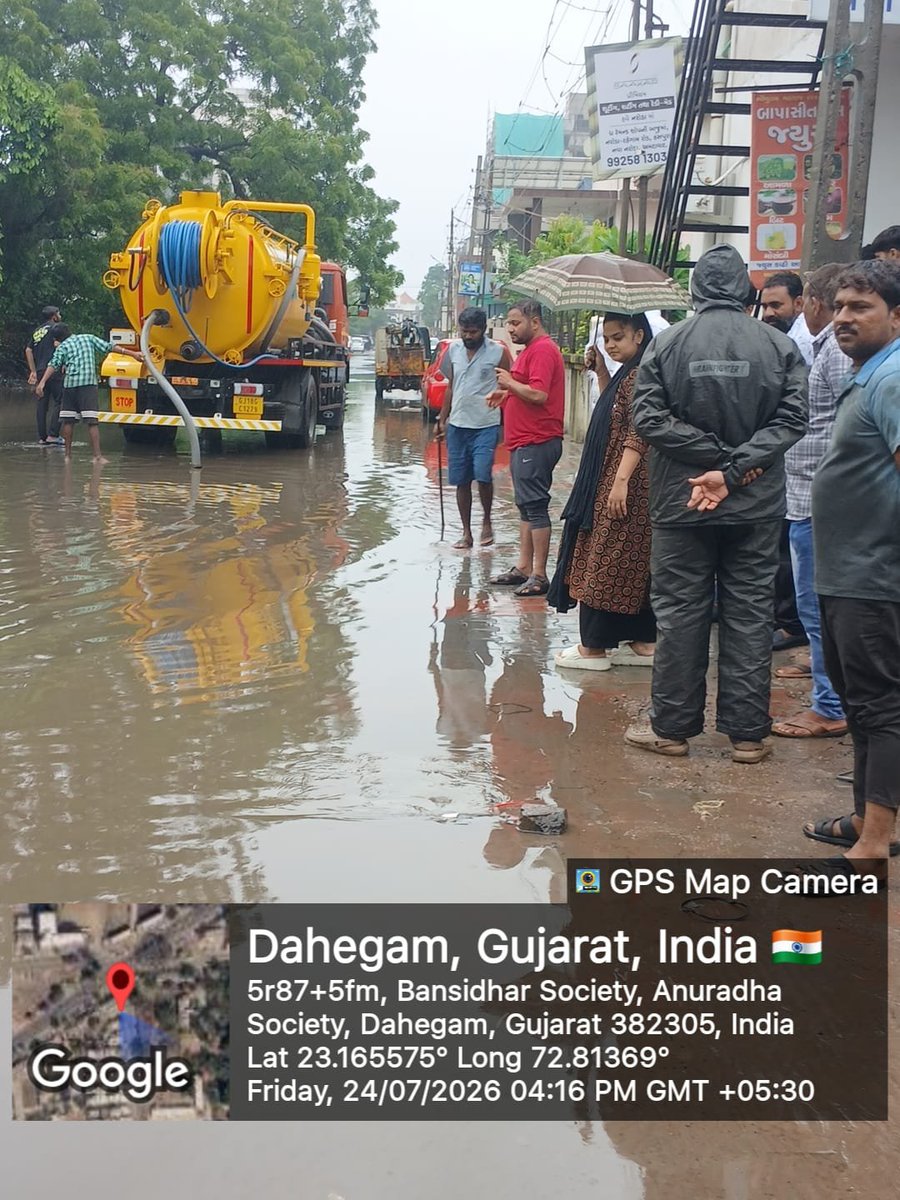 CollectorGnr's tweet photo. દહેગામ શહેરમાં સતત વરસાદના કારણે નીચાણવાળા વિસ્તારો અને મુખ્ય માર્ગો પર ભરાયેલા પાણીના ઝડપી નિકાલ માટે દહેગામ નગરપાલિકા દ્વારા યુદ્ધના ધોરણે કામગીરી હાથ ધરવામાં આવી છે. 

શિયાવાડા GIDC, બંસીધર સોસાયટી અને નવા ગાયત્રી મંદિર જેવા અસરગ્રસ્ત વિસ્તારોમાં હાઈ-કેપેસિટી ડીવોટરિંગ પંપ મૂકીને પાણી બહાર કાઢવામાં આવી રહ્યું છે. જેસીબી અને સફાઈ કર્મચારીઓની મદદથી નાળાઓ ખુલ્લા કરી કચરો હટાવવાની કામગીરી ચાલુ છે. 

નગરપાલિકાની વિશેષ ટીમો 24 કલાક મોનિટરિંગ કરી રહી છે. નાગરિકોની સુરક્ષા માટે તંત્ર સતત કાર્યરત છે અને કોઈપણ કટોકટીમાં કંટ્રોલ રૂમનો સંપર્ક કરવા અપીલ કરવામાં આવે છે.

#GNR #Gandhinagar

@CMOGuj @InfoGandhinagar @JayantiRavi