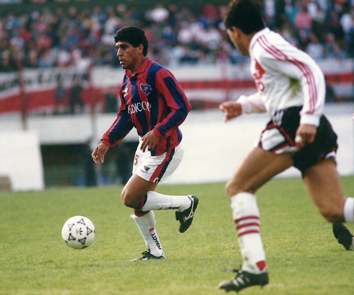 ProyectoBoedo's tweet photo. 💙❤️ A 32 años de esta MARAVILLA de PAULO SILAS contra River. ⚽ 

DE PIE. 👏🇧🇷 https://t.co/eWzzIexMha