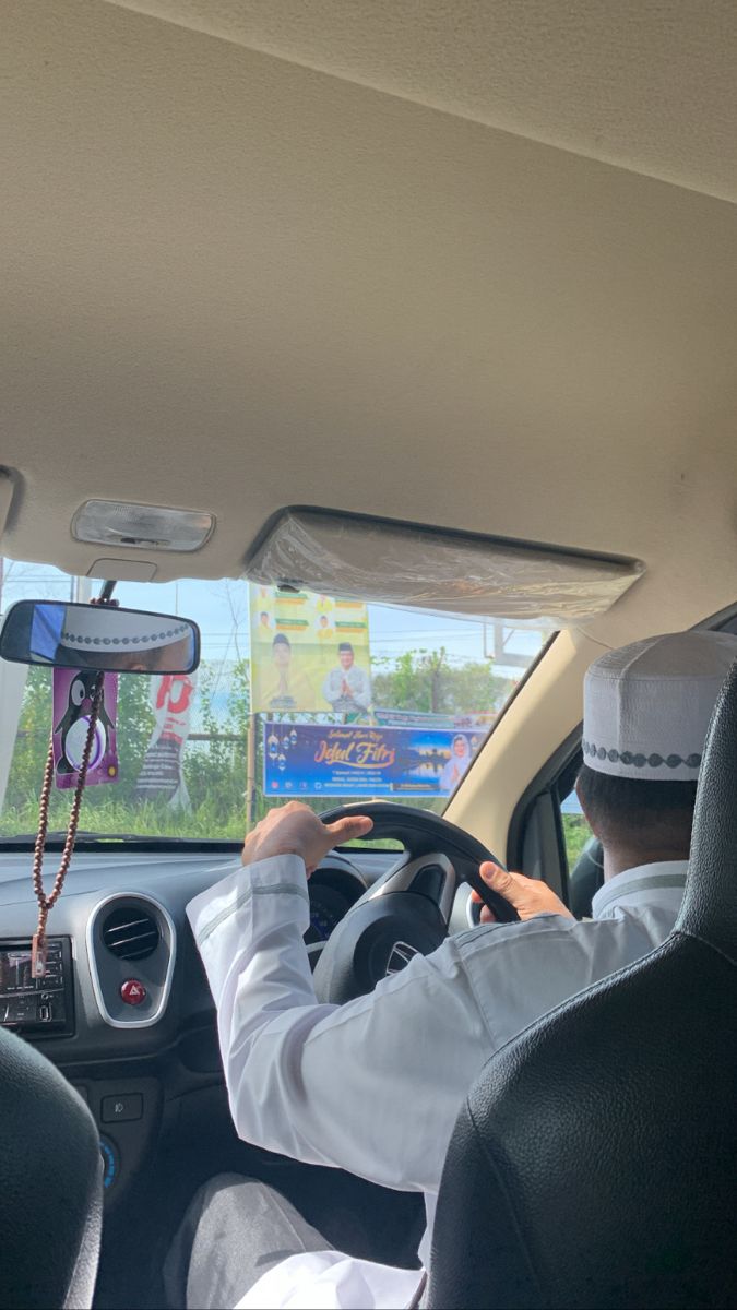 Suratuntukdiris's tweet photo. Dulu Bapakku kerja di Surabaya, pulangnya tuh seminggu sekali setiap hari Sabtu malam, nanti minggu malemnya udah balik lagi. Aku inget banget waktu itu usiaku 5-6tahunan. Bapakku pulang bawa donat besar topping mesesnya banyak banget. Jam 11 malem dia baru pulang lalu bangunin aku dan langsung ngasih kotak donat itu. Satu biji, beliin buat aku aja. Dia bilang "ndang dimaem". Saat itu juga aku langsung makan donat itu. Rasanya enakkk bangett waktu itu.

Bapak Ibuku lihatin aku makan sambil ngobrol. Aku gatau dan gak paham apa yang mereka obrolin. Dari ekspresi mereka kayaknya ada sesuatu yang gak baik2 aja. Tapi namanya anak kecil aku gak paham kenapa. Setiap ngelihat aku makan Bapakku senyum. Lalu nyuruh habisin donatnya.

Setiap minggu, biasanya ibukku akan belanja mingguan setelah dapet uang dari Bapakku. Tapi minggu itu gak. Ibukku gak kepasar. Tumben sekali pikirku. Dia masak seadanya beli diwarung terdekat. Hari itu kondisinya tidak seperti biasanya. Siang haripun mereka pamit untuk pergi ke salah satu teman mereka deket rumah. Dan Minggu malamnya seperti biasa Bapakku balik ke Surabaya lagi.

Setelah beberapa waktu, aku denger obrolan ibuku dan kakak laki2ku. Ternyata saat itu kondisi keuangan keluarga kami yang sedang tidak baik. Bapakku bawa uang tapi mungkin gak akan cukup untuk hidup 1 minggu itu. Dan ternyata kemarin mereka main ke rumah teman itu untuk pinjam uang.

Saat itu karena aku masih kecil aku gak paham. Tapi sekarang setelah udah gede rasanya memori itu balik. Meskipun dia tahu uang yang dia bawa gak akan cukup. Kenapa dia tetap beliin aku donat? Harusnya bawa pulang aja duitnya, gak usah beli donat.

Dan kemarin, untuk pertama kalinya aku ngasih anakku donat. Donat besar dengan topping meses. Persis kayak yang dibeliin Bapakku dulu. Dan tebak apa yang bikin aku nangis. Ekspresi anakku saat makan donat itu. Walaupun dia belum boleh makan mesesnya tapi saat buka kotaknya dan makan donatnya dia happy banget. Dia sangat menikmatinya. Tiap aku tanya "enak dek" dia ngangguk2 sambil senyum.

Dan sekarang aku paham, kenapa Bapakku dulu tetep maksa beli donat walaupun lagi gak ada uang. Karena dia happy lihat aku makan donat itu. Itu adalah hal priceless yang menghangatkan hati walaupun dikondisi yang gak baik2 saja. Kebahagiaan anaknya yang bikin dia bahagia.

Ternyata begini ya rasanya jadi orang tua. Terima kasih ya Pak sudah memberiku memori serta pelajaran berharga. Aku rindu Pak, Alfatihah😢🤲

cc : bydesimj