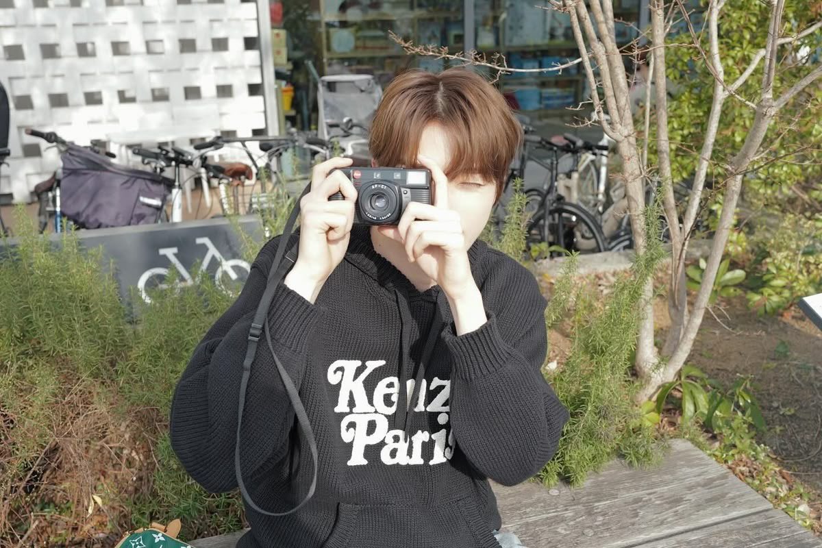 bamd0ri's tweet photo. 성찬이와 필름카메라 ☺️ https://t.co/gphgu77c2W